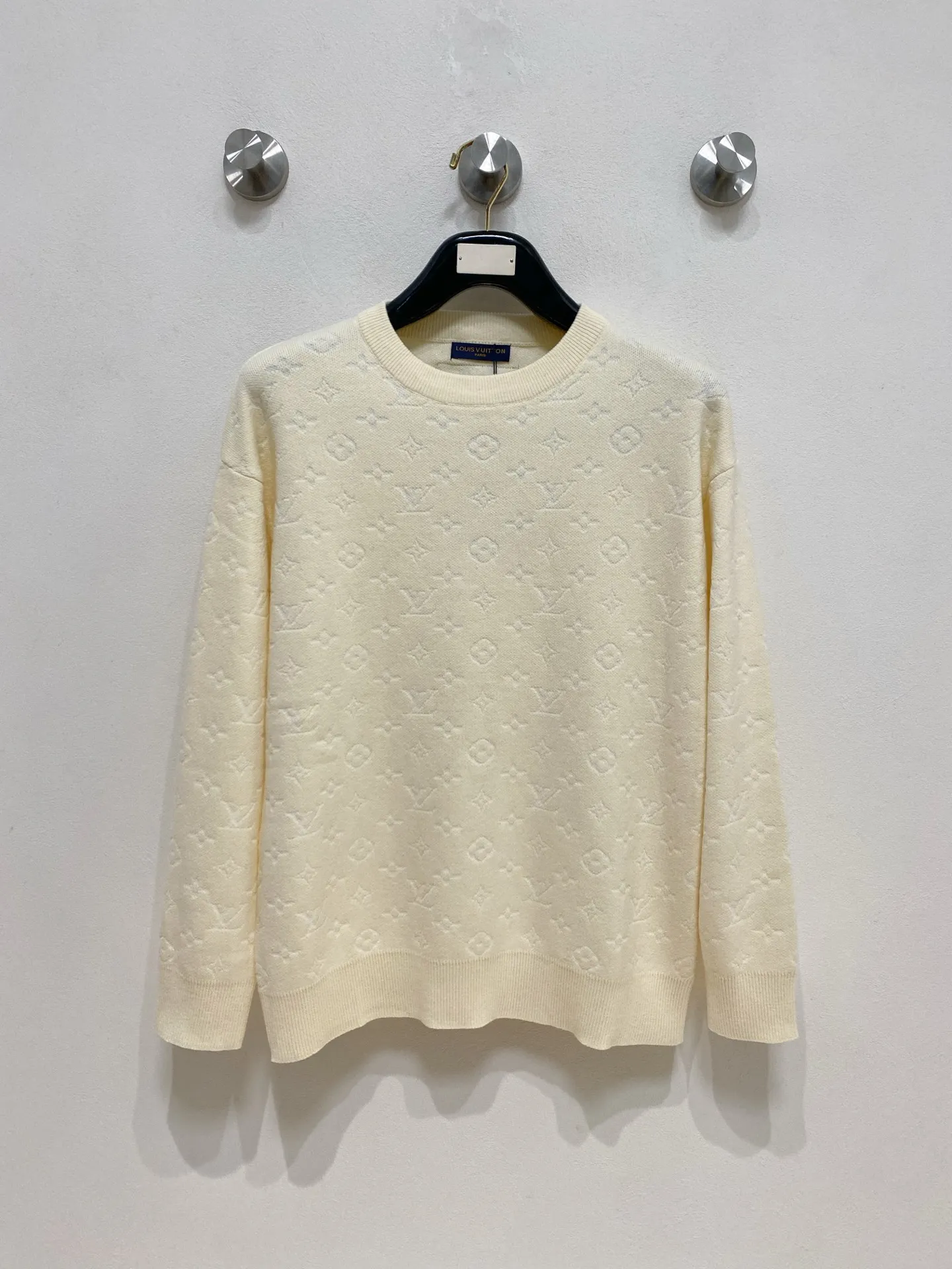 🅿️440 LV 2025 new wool blended round neck long sleeve sweater cardigan bottoming sweater, high-end version! The custom-made fabrics at the counter are highly breathable and comfortable, with impeccable details and brand element design concepts, reflecting high quality. It feels delicate and soft! It presents a casual cut and the upper body shape is great! 🐉Code size: M-3XL